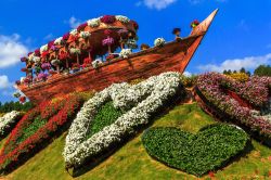 Barca floreale e composizioni a forma di cuori al Dubai Miracle Garden, Emirati Arabi Uniti - © Alexey_Arz / Shutterstock.com