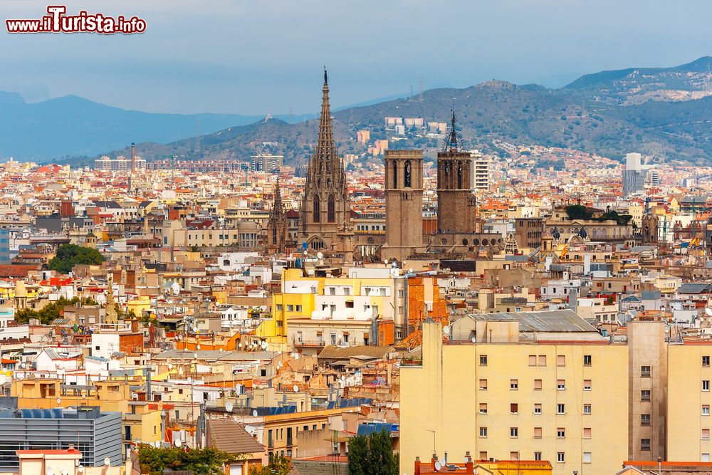 Immagine Il barrio gotico di Barcellona con la Cattedrale della Santa Croce ed di Santa Eulalia fotografia dal Montjuic
