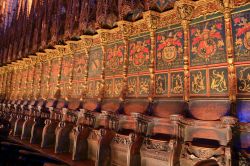 Dettaglio del coro ligneo della Cattedrale della Croce di Barcellona - © Inu / Shutterstock.com