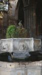 Una piccola fontana nel complesso della Cattedrale di Barcellona - © choi hyekyung / Shutterstock.com