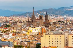 Il barrio gotico di Barcellona con la Cattedrale della Santa Croce ed di Santa Eulalia fotografia dal Montjuic