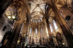 Interno della Cattedrale gotica di Barcellona intitolata a Santa Eulalia ma anche chiamata come Cattedrale della Croce