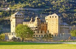 Il castello medievale di Fenis fotografato in estate - © Pecold / Shutterstock.com