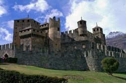 L'imponente Castello di Fenis in Valle d'Aosta