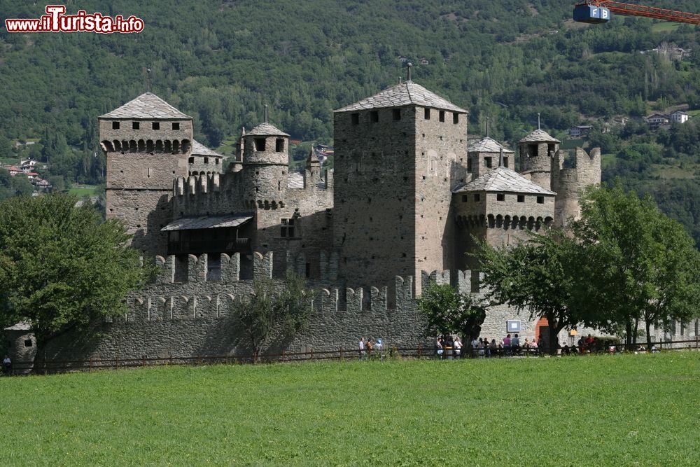 Immagine Il borgo fortificato del Castello di Fenis provincia di Aosta
