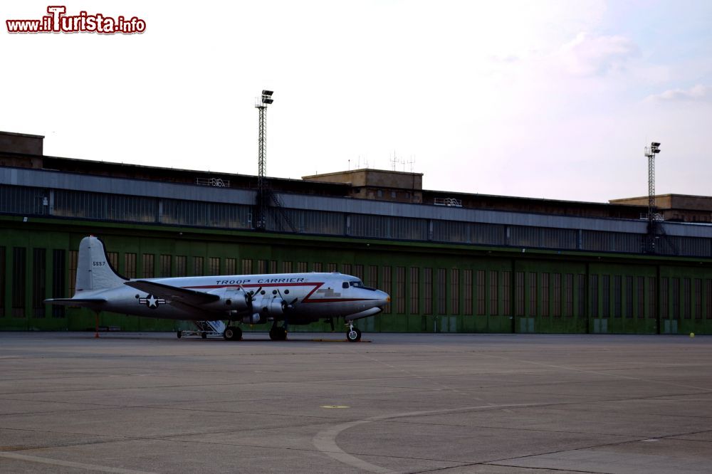 Immagine Un velivolo Douglas C-54 Skymaster Troop Carrier dell'US Air Force, oggi parcheggiato all'eroporto di Berlino Tempelhof. Il mezzo era in servizio durante il ponte aereo di Berlino del 1948/49.