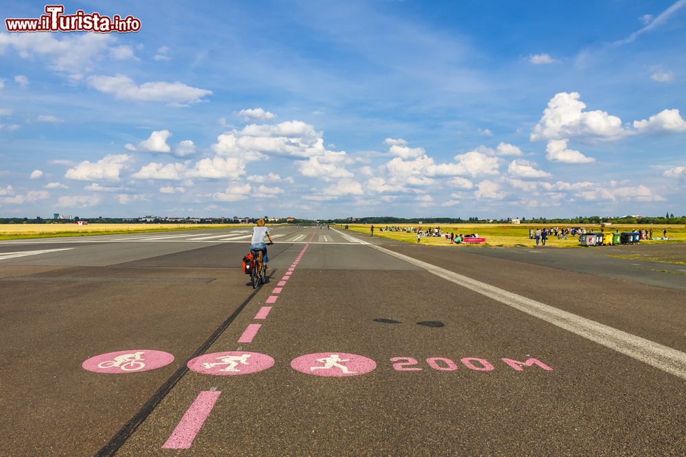 Immagine L'aeroporto di Berlino Tempelhof è stato trasformato in un parco pubblico dopo la sua chiusura nel 2008. Oggi è accessibile a piedi, con i pattini o in bici e vi si può trascorrere tranquillamente il tempo libero.