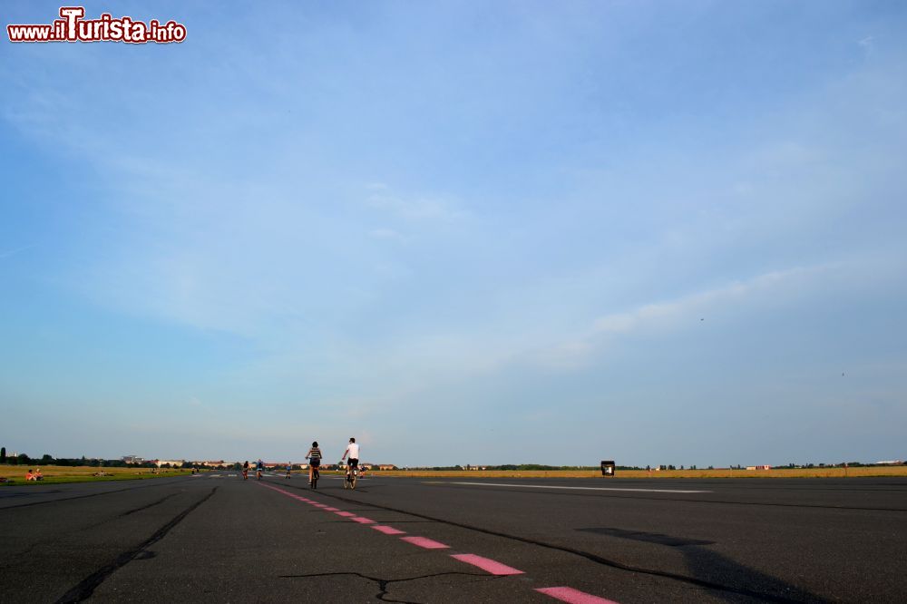 Immagine L'area di 386 ettari dell'ex-aeroporto di Berlino Tempelhof è oggi accessibile come parco urbano e l'asfalto dei 6 km delle piste è ideale per correre o fare un giro in bici.