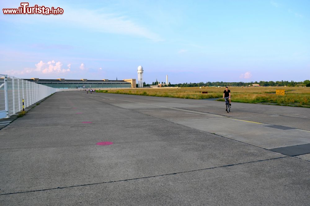 Immagine Berlino, Germania: l'aeroporto di Berlino Tempelhof è stato chiuso nel 2008 ed è ormai un grande parco urbano, aperto tutti i giorni dall'alba al tramonto, molto frequentato dai berlinesi e dai turisti.