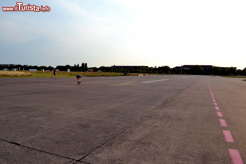 Immagine Berlino: sono circa 6 i chilometri di piste dell'aeroporto di Tempelhof. Oggi l'asfalto è utilizzato da ciclisti e pattinatori per fare u giro lontani dal traffico cittadino.