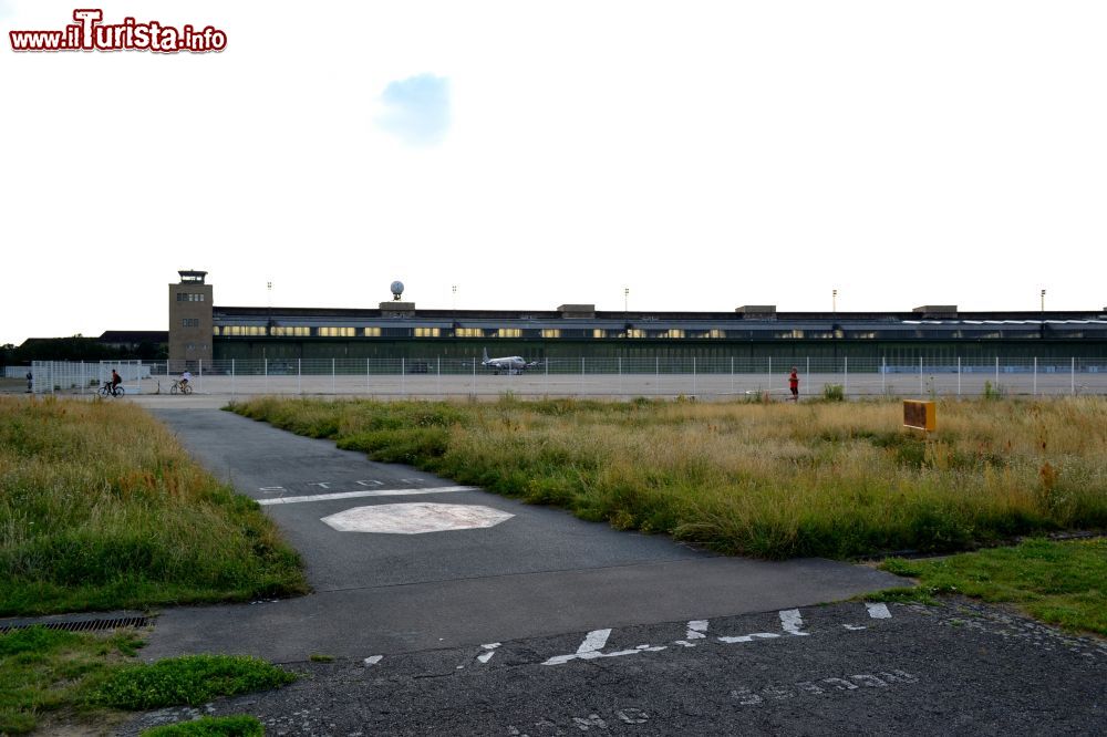 Immagine Quando i russi decisero di bloccare l'accesso a Berlino Ovest nel 1948, l'aeroporto di Berlino Tempelhof divenne il naturale scalo per il ponte aereo che doveva ri rifornire gli abitanti di viveri e provviste.