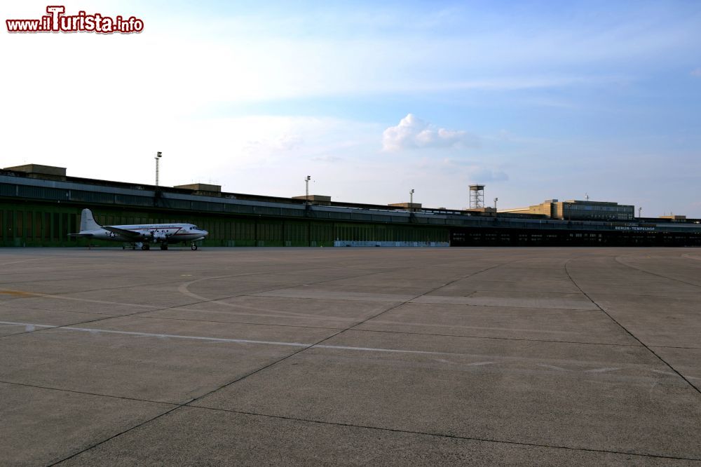 Immagine Il piazzale dove sostavano gli aerei nel periodo di attività dell'aeroporto di Berlino Tempelhof. Oggi, ormai in disuso, si può ancora vedere uno degli aerei americani attivi durante il "ponte aereo" di Berlino.