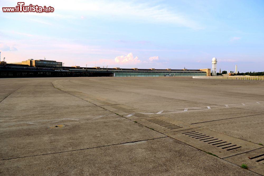 Immagine L'enorme piazzale dell'aeroporto Berlino Tempelhof, simbolo della Guerra Fredda negli anni Quaranta, quando gli aerei americani rifornivano Berlino Ovest di ogni provvista.