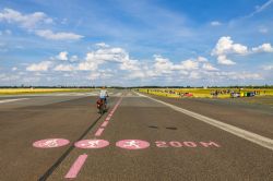 L'aeroporto di Berlino Tempelhof è stato trasformato in un parco pubblico dopo la sua chiusura nel 2008. Oggi è accessibile a piedi, con i pattini o in bici e vi si può ...