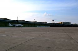 Il piazzale dove sostavano gli aerei nel periodo di attività dell'aeroporto di Berlino Tempelhof. Oggi, ormai in disuso, si può ancora vedere uno degli aerei americani attivi ...