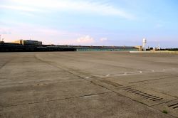 L'enorme piazzale dell'aeroporto Berlino Tempelhof, simbolo della Guerra Fredda negli anni Quaranta, quando gli aerei americani rifornivano Berlino Ovest di ogni provvista.