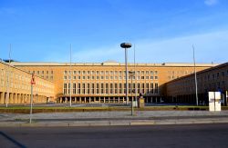 Il terminal dell'ex-aeroporto di Berlino Tempelhof (Germania), oggi chiuso, ospita eventi, spettacoli e manifestazioni culturali. La struttura fu ampliata durante il regime nazista.