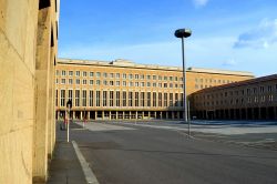 L'enorme terminal dell'aeroporto Berlino Tempelhof (Germania) fu costruito negli anni '20 e in seguito ampliata durante il nazismo.