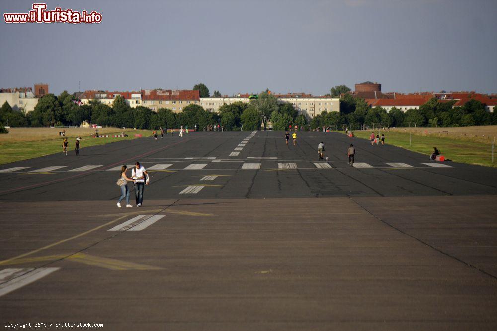 Immagine Il Tempelhofer Feld è attualmente il parco urbano più grande d'Europa. Si trova a Berlino (Germania) ed è stato ricavato dalla chiusura del vecchio aeroporto di Tempelhof - foto © 360b / Shutterstock.com