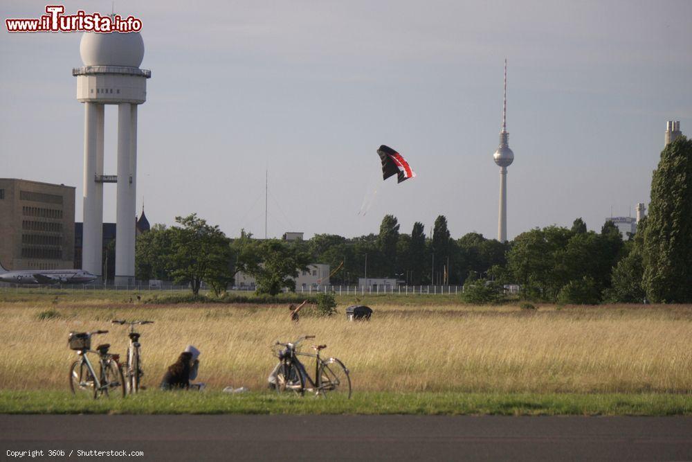 Immagine Il Tempelhofer Park (Berlino, Germania) è aperto dall'alba al tramonto e dispone di tre ingressi. L'accesso è gratuito e vi possono entrare anche i cani purchè tenuti al guinzaglio - foto © 360b / Shutterstock.com