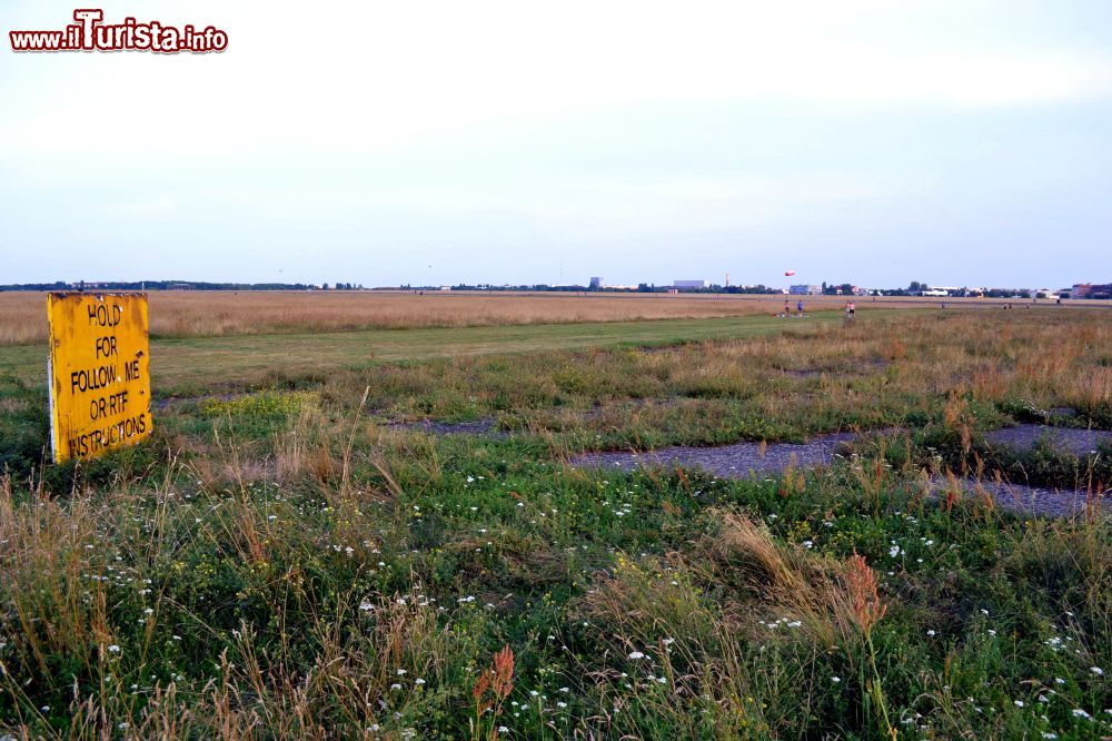 Immagine Nel grande Tempelhofer Park, ricavato dalla chiusura dell'aeroporto di Berlino Tempelhof, si trovano ancora segnali di quando la struttura era in funzione.