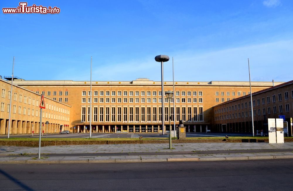 Immagine Il terminal dell'ex-aeroporto di Berlino Tempelhof (Germania), oggi chiuso, ospita eventi, spettacoli e manifestazioni culturali. La struttura fu ampliata durante il regime nazista.