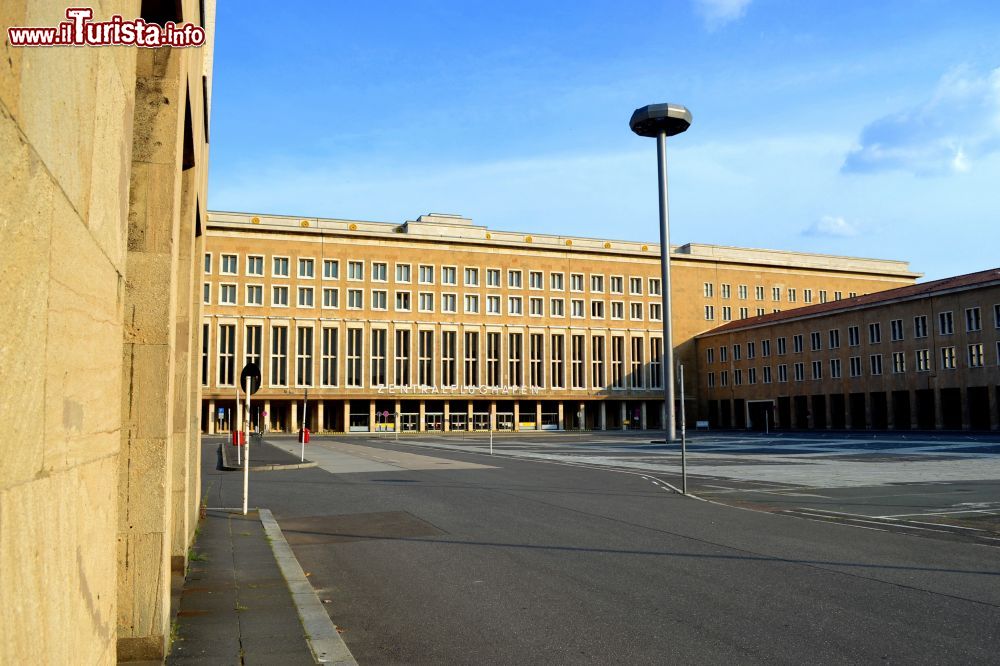 Immagine L'enorme terminal dell'aeroporto Berlino Tempelhof (Germania) fu costruito negli anni '20 e in seguito ampliata durante il nazismo.