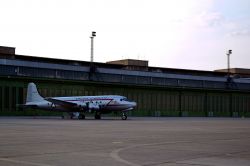 Un velivolo Douglas C-54 Skymaster Troop Carrier dell'US Air Force, oggi parcheggiato all'eroporto di Berlino Tempelhof. Il mezzo era in servizio durante il ponte aereo di Berlino del ...