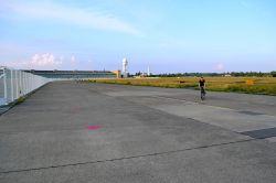 Berlino, Germania: l'aeroporto di Berlino Tempelhof è stato chiuso nel 2008 ed è ormai un grande parco urbano, aperto tutti i giorni dall'alba al tramonto, molto frequentato ...