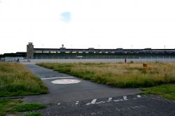 Quando i russi decisero di bloccare l'accesso a Berlino Ovest nel 1948, l'aeroporto di Berlino Tempelhof divenne il naturale scalo per il ponte aereo che doveva ri rifornire gli abitanti ...