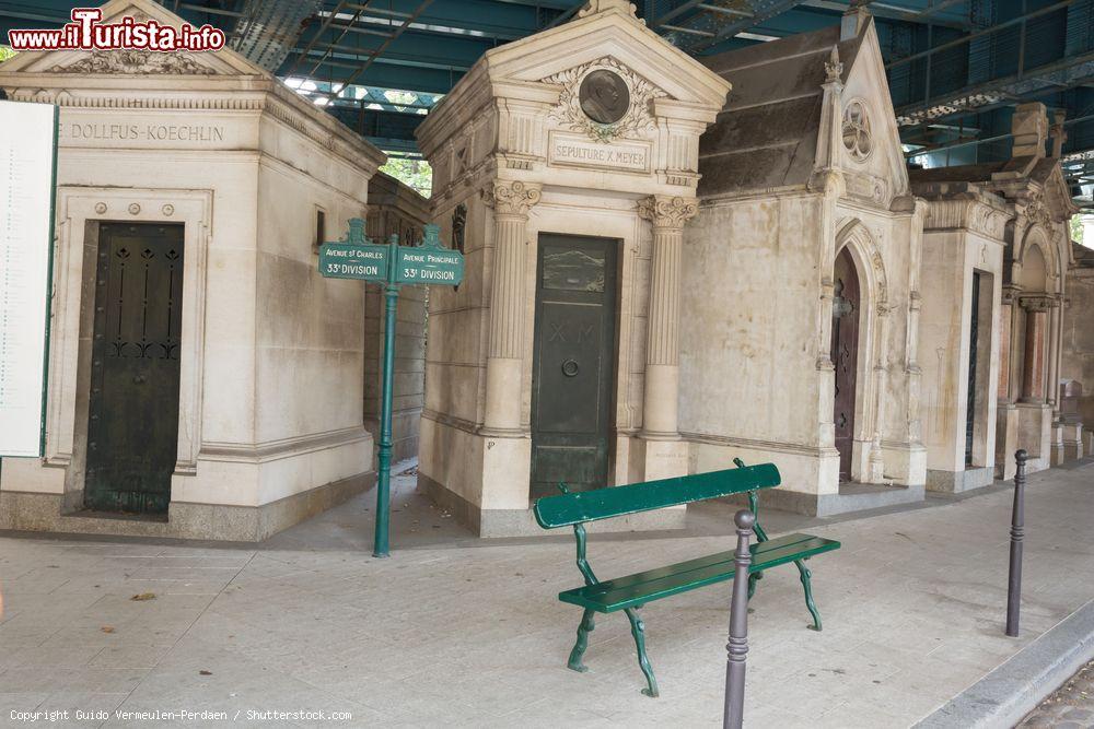 Immagine Cenotafi sotto il ponte che passa nel cimitero di Montmartre a Parigi, Francia - © Guido Vermeulen-Perdaen / Shutterstock.com