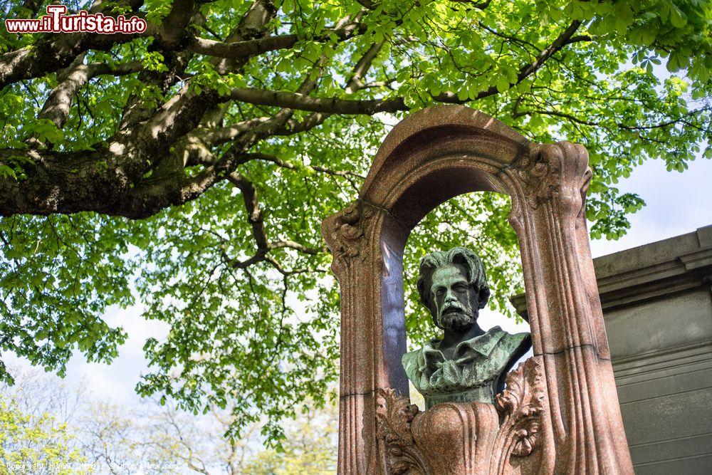 Immagine Emile Zola riposa al cimitero di Montmartre a Parigi, Francia. Fu un novellista e giornalista francese conosciuto per la nascita del Naturalismo - © HUANG Zheng / Shutterstock.com