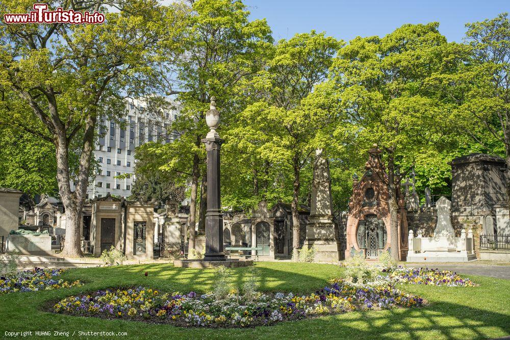 Immagine I viali alberati al cimitero di Montmartre a Parigi, Francia. Fra gli alberi più presenti vi sono aceri e castagni - © HUANG Zheng / Shutterstock.com