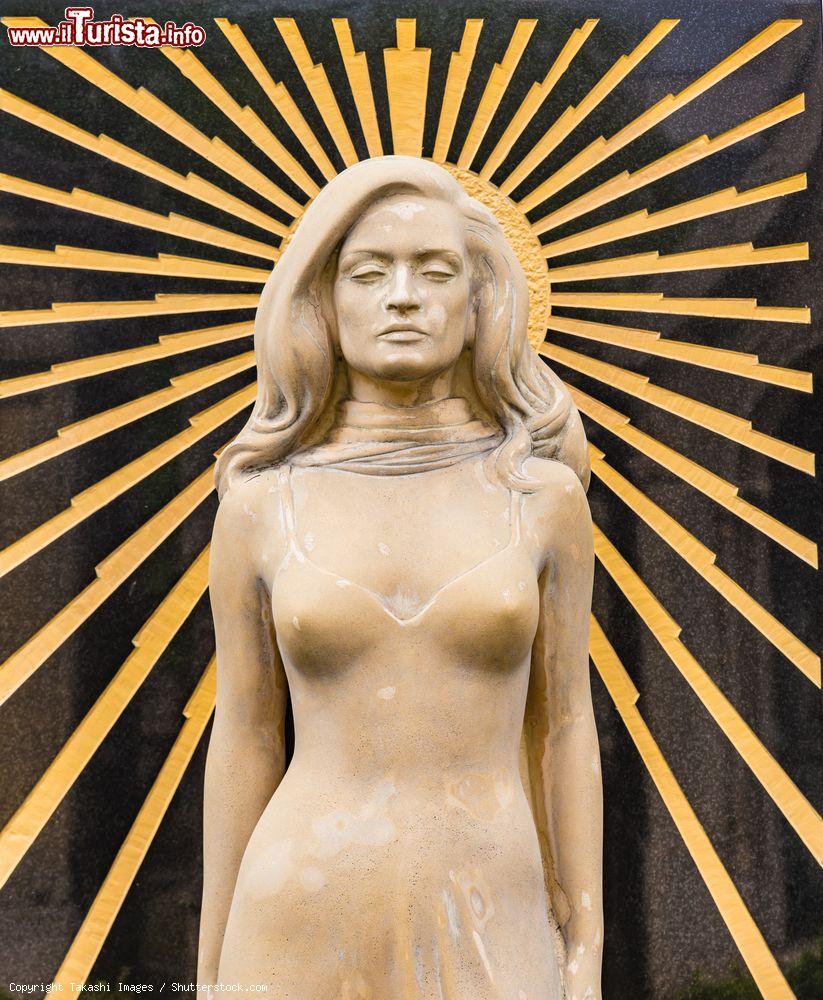 Immagine La statua di Dalida al cimitero di Montmartre a Parigi, Francia. Cantante e attrice, recitò e cantò in più di dieci lingue - © Takashi Images / Shutterstock.com