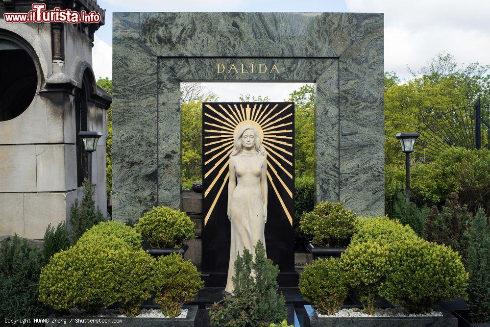 Immagine La tomba di Dalida al cimitero di Montmartre a Parigi, Francia. Iolanda Cristina Gigliotti, cantante e attrice italo-francese nata in Egitto riposa all'ombra di una statua a grandezza naturale. La sua sepoltura è fra le più visitate del cimitero parigino - © HUANG Zheng / Shutterstock.com