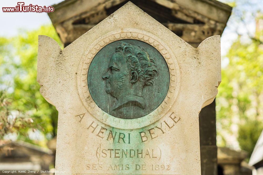 Immagine La tomba di Stendhal nel cimitero di Montmartre a Parigi, Francia. Nel 1892, mezzo secolo dopo la scomparsa di Marie-Henrie Beyle (questo il vero nome dello scrittore francese) sulla lapide venne aggiunto un medaglione con il suo volto ritratto di profilo - © HUANG Zheng / Shutterstock.com