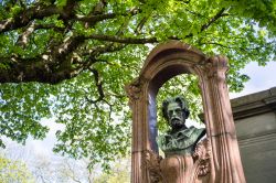 Emile Zola riposa al cimitero di Montmartre a Parigi, Francia. Fu un novellista e giornalista francese conosciuto per la nascita del Naturalismo - © HUANG Zheng / Shutterstock.com