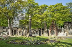 I viali alberati al cimitero di Montmartre a Parigi, Francia. Fra gli alberi più presenti vi sono aceri e castagni - © HUANG Zheng / Shutterstock.com