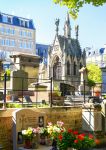 Il cimitero di Montmartre a Parigi, Francia. Con i suoi 783 alberi di 38 specie differenti questo parco cimiteriale attira turisti provenienti da tutto il mondo - © Viacheslav Lopatin / ...