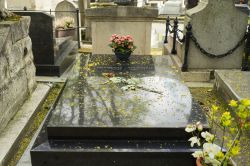 La lapide in marmo di Francois Truffaut nel cimitero di Montmartre a Parigi, Francia. Regista di film, scrittore, attore e critico, fondò la corrente francese New Wave - © HUANG ...