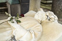 La sepoltura di Alessandro Dumas figlio nel cimitero di Montmartre a Parigi, Francia. Lo scrittore e drammaturgo francese è conosciuto come autore della Signora delle Camelie, opera scritta ...