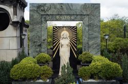 La tomba di Dalida al cimitero di Montmartre a Parigi, Francia. Iolanda Cristina Gigliotti, cantante e attrice italo-francese nata in Egitto riposa all'ombra di una statua a grandezza naturale. ...