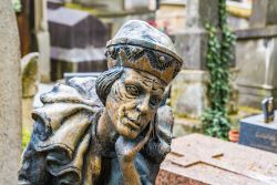 Un particolare della statua di Vaslav Nijinsky al cimitero di Montmartre di Parigi, Francia. Ballerino russo e coreografo, viene ricordato come il miglior ballerino del XX° secolo - © ...