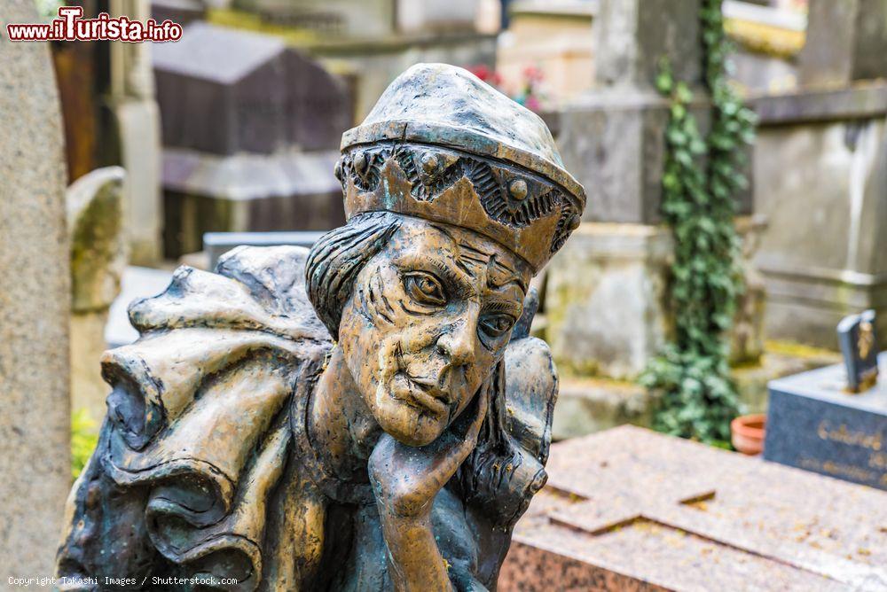 Immagine Un particolare della statua di Vaslav Nijinsky al cimitero di Montmartre di Parigi, Francia. Ballerino russo e coreografo, viene ricordato come il miglior ballerino del XX° secolo - © Takashi Images / Shutterstock.com