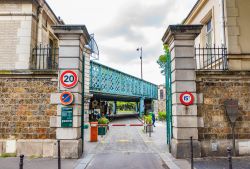 L'ingresso del cimitero di Montmartre a Parigi, Francia. Con le sue circa 20 mila tombe viene definito il piccolo "Père Lachaise": qui trovano riposo le spoglie di molte ...