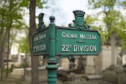 Vecchi cartelli indicano le divisioni all'interno del cimitero di Montmartre a Parigi, Francia.
