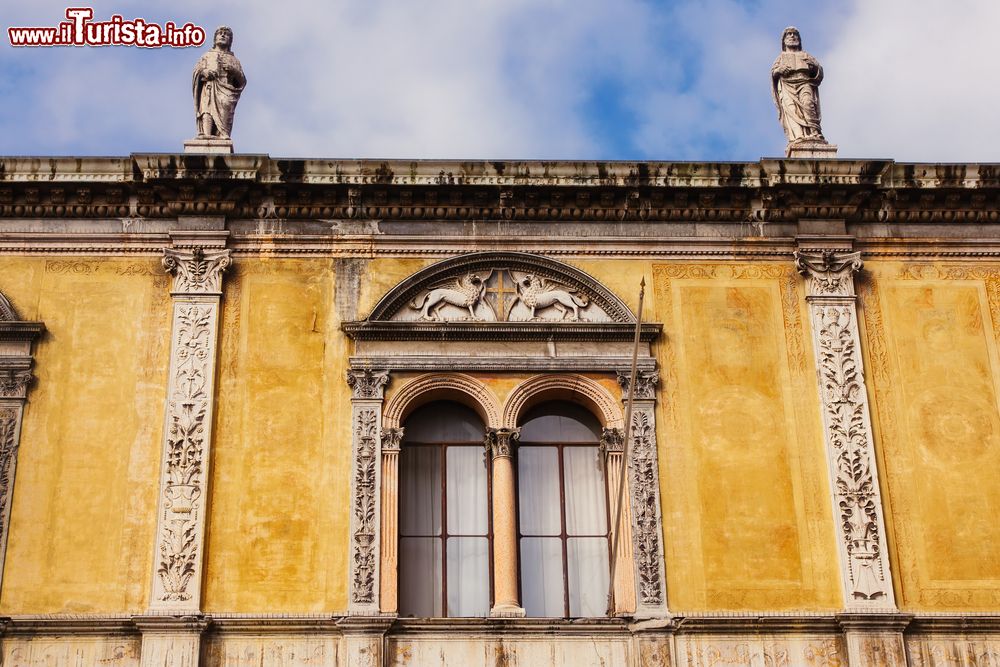 Immagine Il dettaglio di una finestra nella Loggia del Consiglio, uno dei palazzi storici più importanti di Verona. Siamo in Piazza dei Signori.