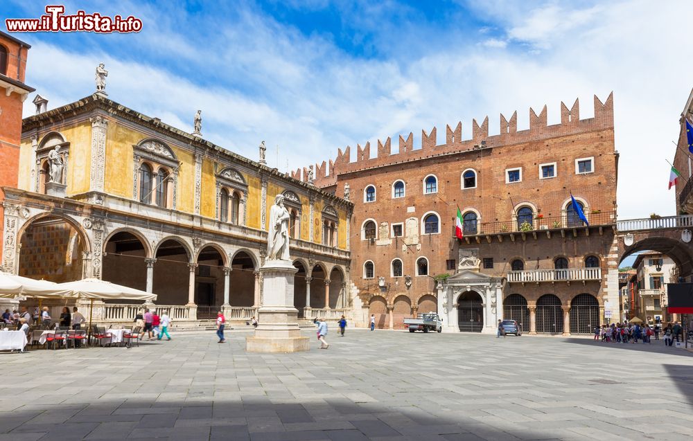 Immagine Piazza dei Signori a Verona, al centro della quale spicca la statua di Dante Alighieri inaugurata nel 1865.