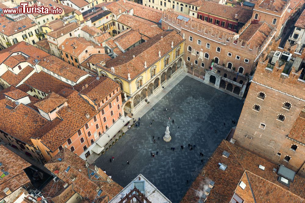 Immagine Piazza dei Signori (o Piazza Dante) a Verona è il ritrovo di giovani e studenti che vivono in città.