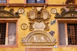 Bassorilievo sul muro esterno di Palazzo della Ragione, che si trova tra Piazza dei Signori e Piazza delle Erbe a Verona (Italia).